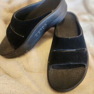 OOFOS LUXE SLIDE black velvet Size 9